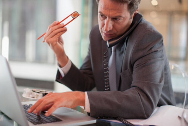 Bir işçi 5 yıl boyunca masasından kalkmıyor.