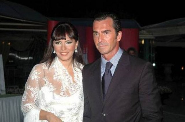 Film projesi için buluşan çift birkaç ay geçmeden soluğu nikah masasında aldı. Boşanma da evlilik kadar hızlı geldi ve yollar ayrıldı.