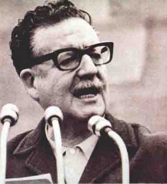 Salvador Allende: Şili Başkanı, bir darbe sırasında kendini vurdu. Ancak bazı kaynaklar öldürüldüğünü iddia ediyor.