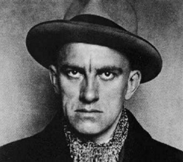 Vladimir Vladimiroviç Mayakovski-Rus şair, 1930'da Lili Brik'i ve ailesini SSCB hükümetine emanet ettiğini belirten bir mektup bırakarak silahla intihar etti.