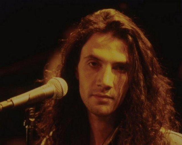 Yavuz Çetin: Müzisyen, Stüdyo çalışmalarını yürütüyordu. Yoğun depresyon teşhisi konulduğu için bir haftadır hastanede tedavi gören Yavuz Çetin, Boğaziçi Köprüsü'nden atlayarak yaşamına son verdi.