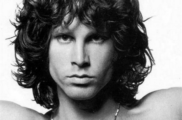 Jim Morrison-Müzisyen, The Doors'un söz yazarı ve vokalisti. Aşkı Pamela Courson'nın o sıralarda onu başka biriyle aldatmasına dayanamayarak intihar ettiği öne sürüldü