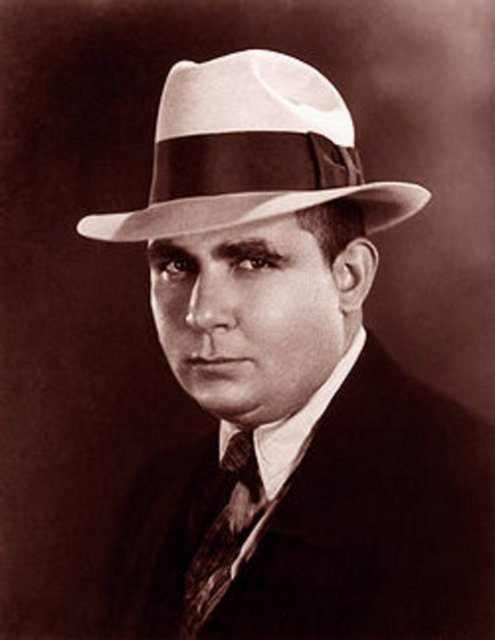 Robert E. Howard: Amerikalı yazar 'Conan' başta olmak üzere pek çok çizgi kahramanın yaratıcısıydı. Annesinin ölümünü görmemek için 30 yaşında intihar etti.