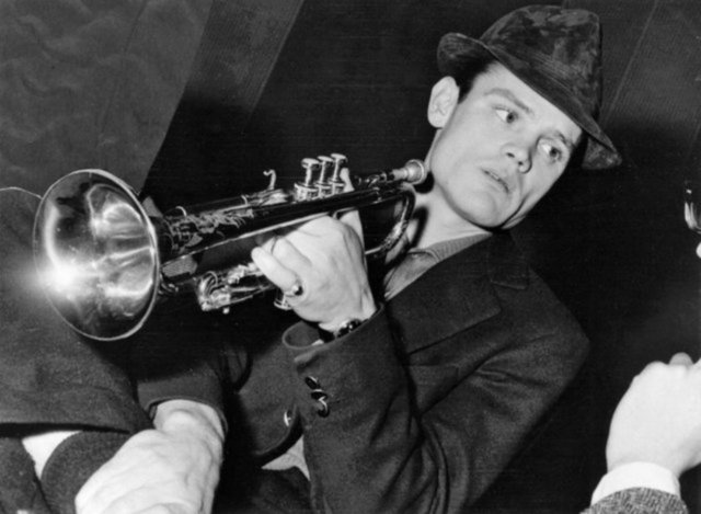 Chet Baker: Caz sanatçısı ve trompetçi, kokain ve eroinin etkisi altındayken balkondan atladı.