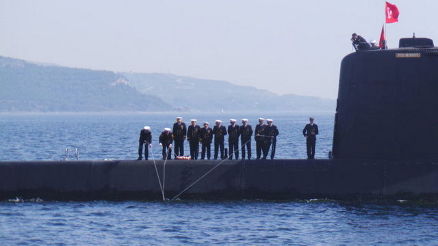 Çanakkale'de Dumlupınar şehitlerine anma -  - Çanakkale Boğazı'nda, 4 Nisan 1953'te Nara Burnu önlerinde İsveç bayraklı Naboland adlı gemiyle çarpıştıktan sonra batan Dumlupınar denizaltısında şehit olan 81 denizci için anma gerçekleştirildi.