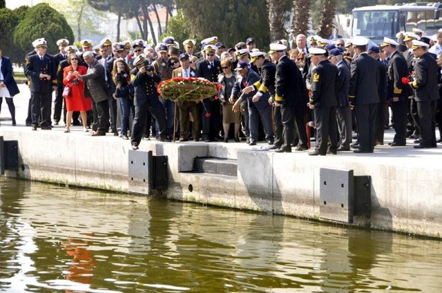 Çanakkale Boğaz ve Garnizon Komutanlığı'nın bando ekibince marşlar çalınmasının ardından "TCG 18 Mart" denizaltısına geçen katılımcılar, "TCG Dumlupınar"ın 61 yıl önce battığı noktaya gidip denize çelenk bıraktı.