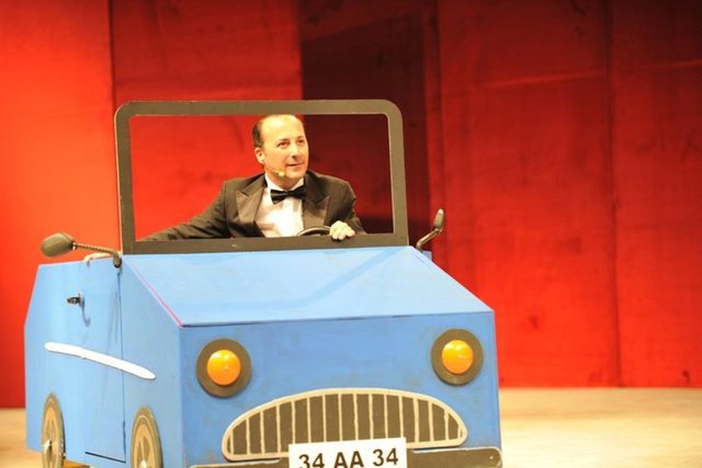 Ünlü komedyenin garajındaki araçların toplam değeri 3 milyon 225 bin TL'yi buluyor.