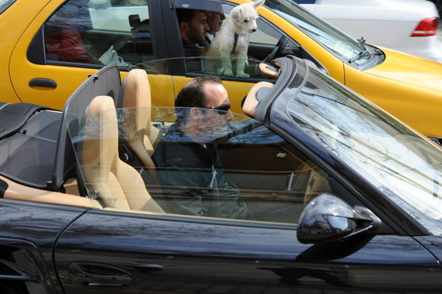 GARAJINDA SERVET YATIYOR - Tolga Çevik'in garajında yeni aldığı Bentley'nin haricinde şoförüyle seyahat ederken kullandığı 150 bin liralık 2012 model Mercedes Vanio minibüs...