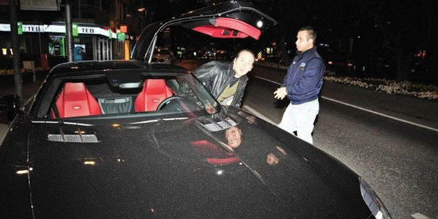 Garajında üstü açık spor Porsche, kanatlı kapısıyla bilinen Mercedes SLG AMG ve VIP minibüs bulunan Çevik, koleksiyonunu genişletti.