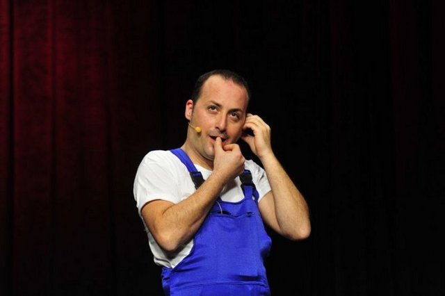 Yılmaz'ın eniştesi ünlü sanatçı Tolga Çevik de otomobil aşkı konusunda kayınçosundan aşağı kalmıyor.