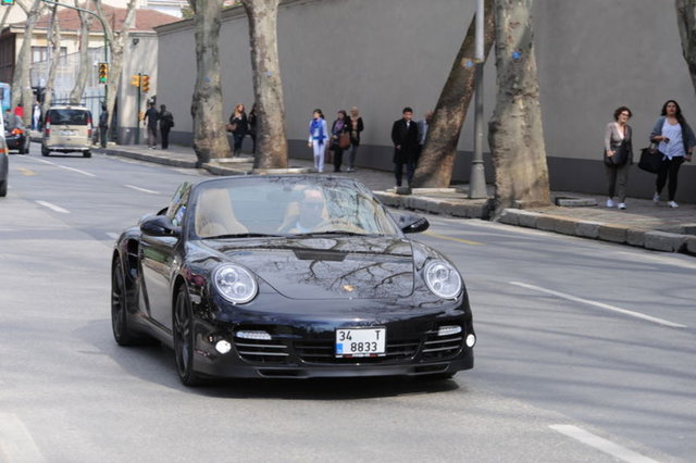 ...600 bin TL'ye aldığı Mercedes SL350 ve 1 milyon 350 bin TL'lik 2013 model Ferrari 458 spor otomobil bulunuyor.