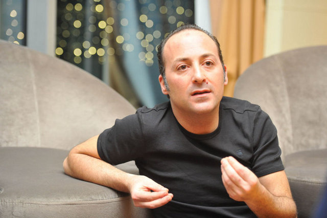 Çevik Porsche, Mercedes SLG AMG ve VIP minibüs bulunan garajına 200 bin Euro'ya son model bir Mercedes SL 350 çekti..