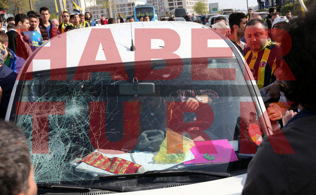 * Galatasaraylı 2 taraftar Fenerbahçe Tesisleri önünden bir kaç kez geçerek orada bulunan taraftarları tahrik ettiler