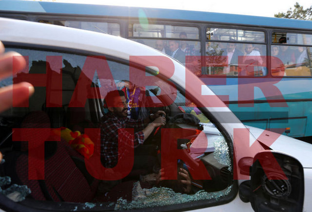 * 3. kez geçtiklerinde bir Fenerbahçeli taraftarın ayağını ezdikleri iddia edilen Galatasaraylıların aracının önü kesildi -