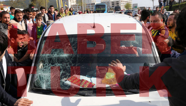 * Fenerbahçeli taraftarlar, kasıtlı bir biçimde oraya geldiklerini düşündükleri Galatasaraylıların arabasının ön camını kırdı