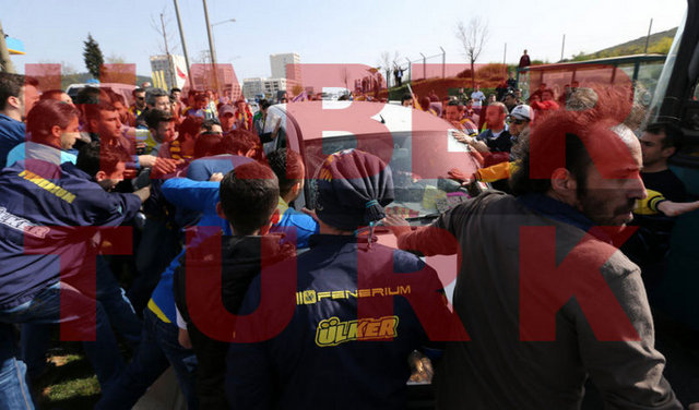 - * Bu durum Fenerbahçelileri daha da öfkelendirdi ve sayıları giderek artan sarı-lacivertli taraftarlar bu kez aracın tüm camlarını kırdı