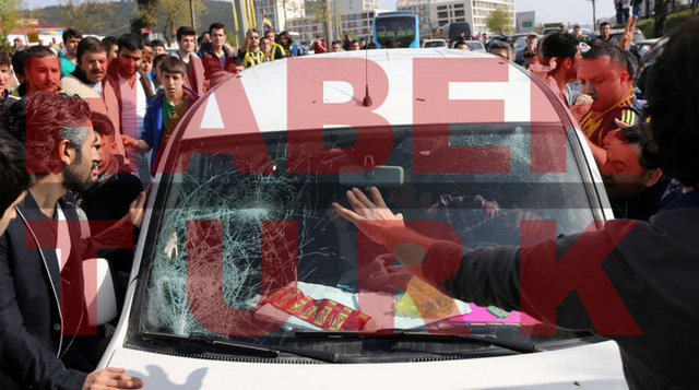 * Linç edilmekten son anda kurtulan Galatasaraylı taraftarlar trafik sıkışık olduğu için uzun bir süre Fenerbahçeliler tarafından kovalandı