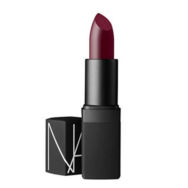 Diğer bir bordo ruj önerim yine çok başarılı işlenmiş, yarı mat bir ruj. Nars Scarlet Empress rujun fiyatı 73 TL.