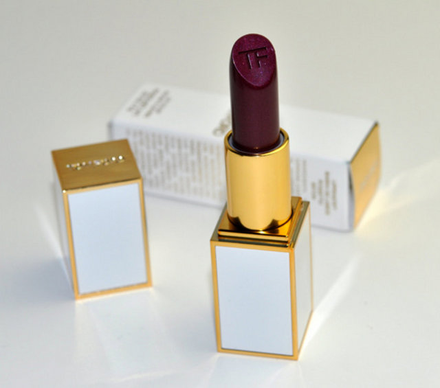 Tom Ford Bruised Plum Lipstick bordonun harika bir tonuna sahip, çok kalıcı bir ruj. Fiyatı 130 TL.