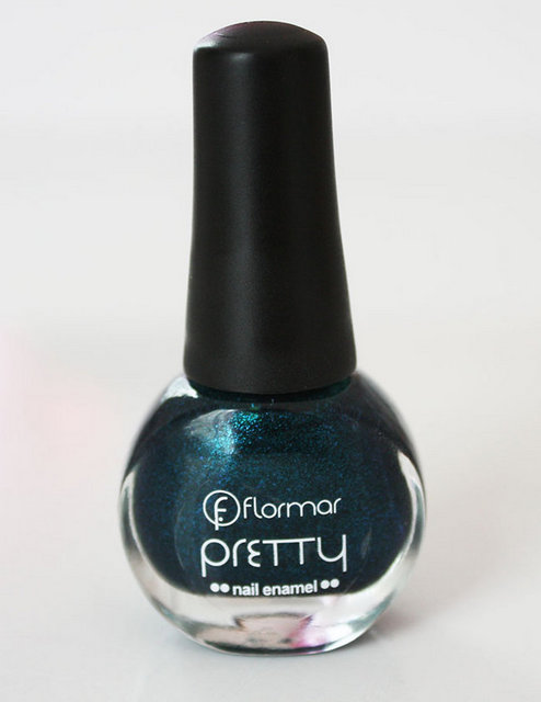 Metalic yansımalı tırnaklar, yazın diğer bir trendi. Özellikle metalik mavi-yeşil ikilisi göz alan renklerden. Flormar Pretty serisinden P29'u deneyebilirsiniz.