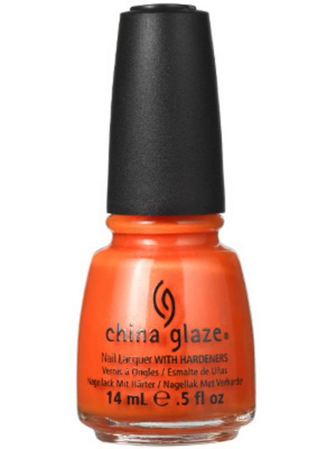 Turuncu rengi tırnak için iddialı buluyor olsam da özellikle bronz parmaklarda harika durduğu gerçeğini kabul ediyorum. China Glaze'in neon yansımalı turuncu ojesini deneyebilirsiniz.