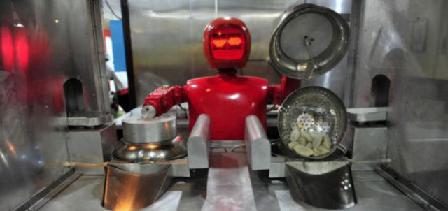 Yemek yapan robot!Robot Restaurant'ta tam 20 robot hem yemek yapıyor hem de servis yapıyor.