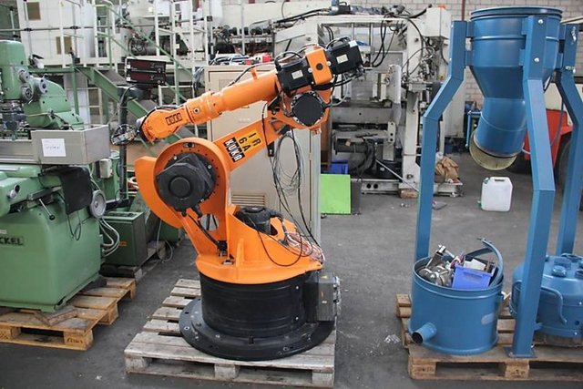 Ülke: Almanya Robot adı: K6 Üretici: Kuka Boy (cm): 203 Ne yapabiliyor: Endüstiyel robotların koşum atı, dünyanın her yerinde fabrikalarda kullanılıyor.