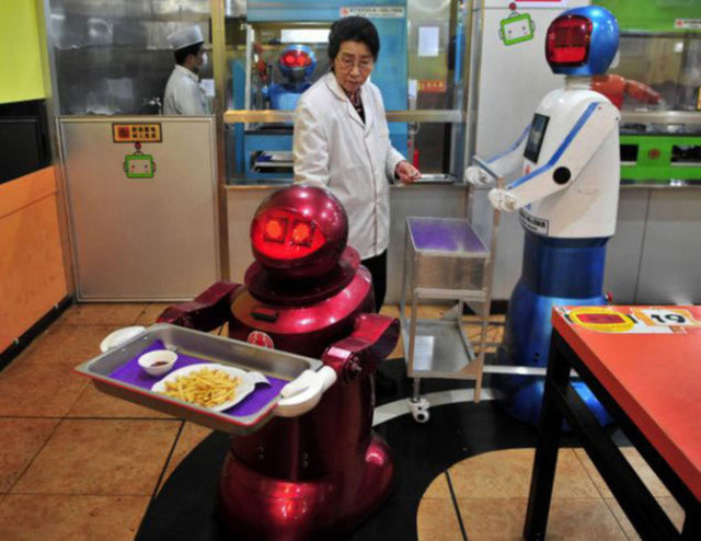 Robot çalışanlarla ekstra mesai parası ve raporlu günler sıkıntısı yaşayamayan restoran sahini robot çalışanlarının performansından çok memnun.