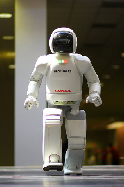 Ülke: Japonya Robot adı: :Asimo Üretici: Honda Boy (cm): 120 Ne yapabiliyor: Honda'nın insanın karmaşık hareketlerini taklit edebilen ve insanlığa yardım etmesi için ürettiği robot.