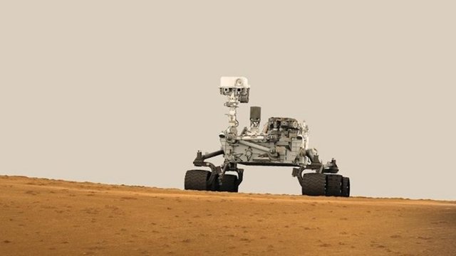 Curiosity 6 ağustos 2012'de supersonik paraşütü ve son derece geliştirilmiş retro roketleri sayesinde Mars'ın kraterlerine güvenli bir şekilde inmeyi başarmıştı.