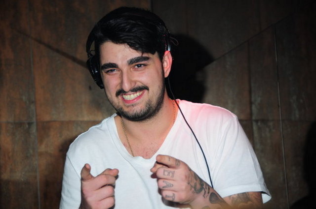 Bir yandan yeni albümü için stüdyoda sabahlayan küçük Tatlıses, diğer yandan sevgilisiyle birlikte çekilmiş mutlu anlarını instagram hesabından paylaşmaktan kaçınmıyor.