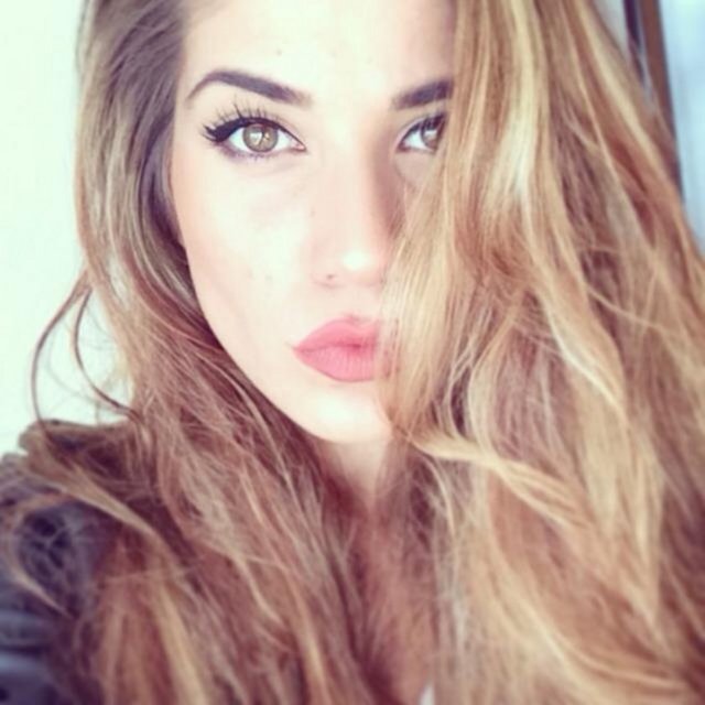 İkili aşklarını gözler önünde yaşamaktan çekinmezken, İdo'nun merak konusu olan sevgilisinin kimliği de ortaya çıkmış oldu.