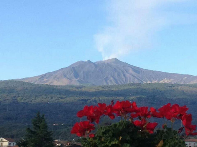 Etna ve Stromboli yanardağlarını görün, bol bol pizza yiyin ve Taormina ve Catania'da tarihi koklayın.