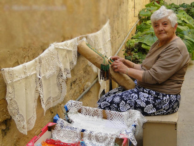 Ve Malta'nın diğer büyük adası Gozo. 30 dakikalık bir feribot yolculuğundan sonra ulaştığınız Gozo'nun başkenti Victoria büyüleyici bir şehir.