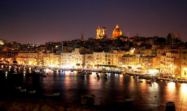 St. Julian's, gece hayatının nabzını tutuyor Malta'da. Barlar, restaurant ve cafeleriyle oldukça şenlikli bir nokta.