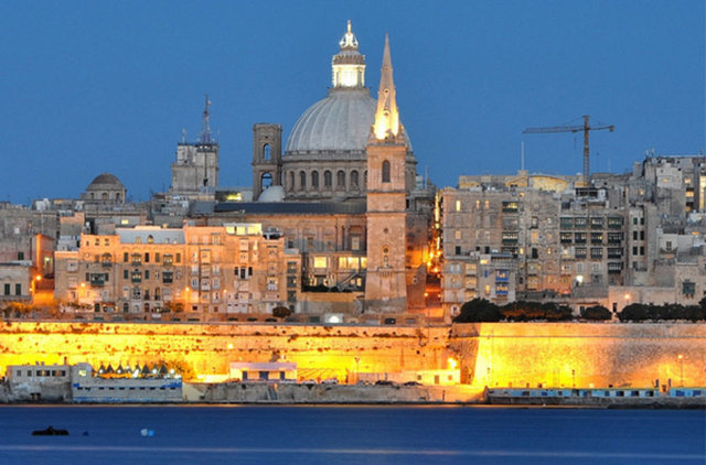 Valletta'da en görülmesi gereken yapı St. Paul Katedrali. Bu katedral, gece Sliema'dan baktığınızda tüm heybetli ile göz kamaştırıyor.