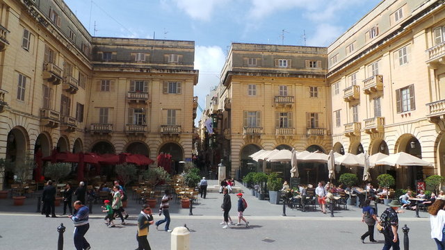 Başkent Valletta, adeta bir tarih sayfası. Katedralleri, tarihi binaları, sokaklarıyla birçok medeniyete ev sahipliği yapmış olan Malta'nın aynası.