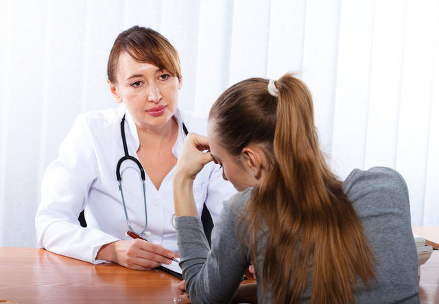 Ara kanamalar yaşıyorsanız, adet miktarında azalma olduysa, bu tarz bulgularla karşılaştığında mutlaka bir kadın hastalıkları doktoruna gitmelisiniz.