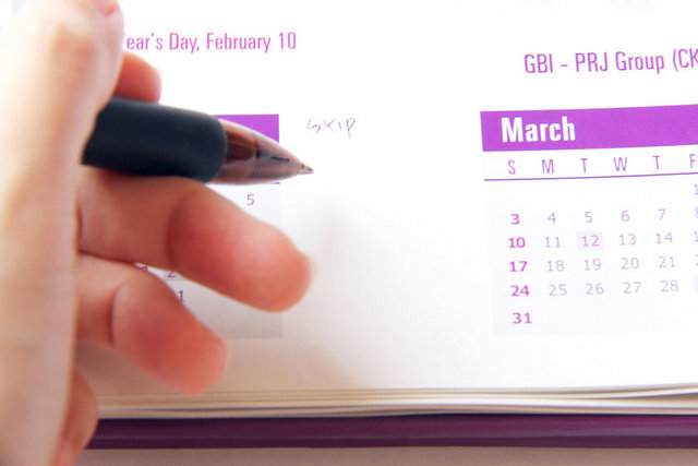 Normal şartlarda ilk kanamanın başlamasından 1-2 yıl sonra adet döngüleri düzene girer.