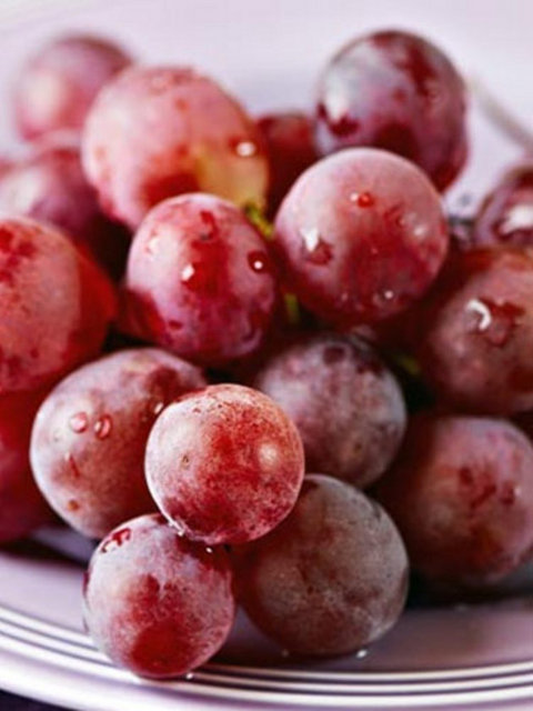 Kırmızı üzüm: İçeriğindeki yüksek antioksidantlardan dolayı kalp hastalıklarında olumlu etkisi vardır. Özellikle çekirdekli kuru kırmızı üzümün tüketimi önerilir. -