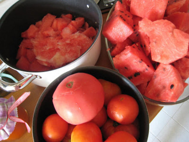 Domates ve karpuz: Antioksidan özelliği olan likopeni yüksek oranda içerdiği için yapılan araştırmalarda kalp hastalıkları oluşum riskini azalttığı görülmüştür.