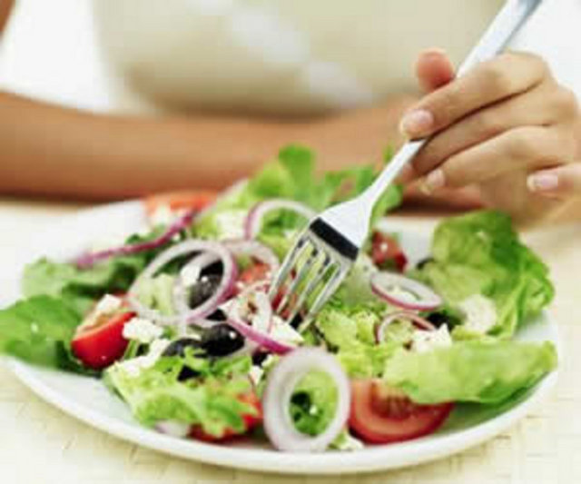 Günlük kalori miktarının sınırlandırılması, doymuş yağ tüketimine dikkat edilmesi ve 4 besin grubunun dengeli bir şekilde alınması kalp sağlığının koruyor.