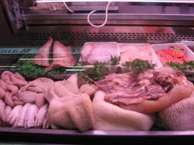 Sakatatlar; karaciğer, böbrek, dil, dalak, beyin ve et ürünleri; sucuk, pastırma, salam ve sosis