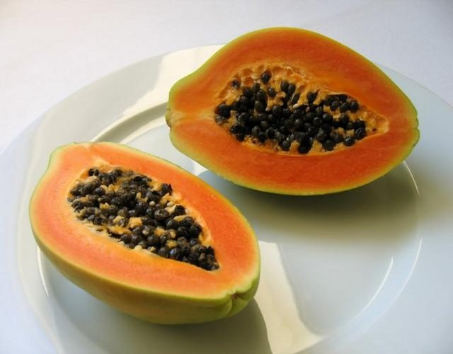 Papaya: Egzotik bir meyve olan papayanın içindeki sindirim sistemini düzene sokan enzimler kalp kaslarını korur, potasyum ise kalbi besler.