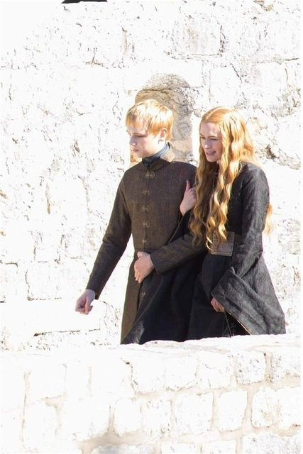 Setten gelen fotoğraflara göre, dizinin 5'inci sezonunda babasının ölümünden sonra gücü eline geçiren Cercei Lannister, (Lena Headey) bir önceki sezona oranlara daha büyük sıkıntıların içerisine düşecek.