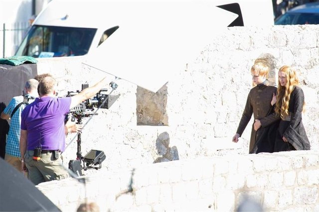 Game of Thrones'un 5'inci sezonunun çekimleri tüm hızıyla devam ediyor. Önemli bir kısmı Hırvatistan'ın Dubrovnik kentinde çekilen dizinin set fotoğrafları, dizi hakkında bazı ipuçları veriyor.