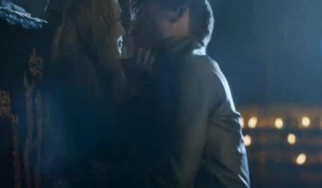 Bu hafta Geofrey'nin cenazesinde, tabutunun yanında annesi Cercei Lannister ve babası Jamie Lannister'ın seks sahnesi geceye damga vurdu.