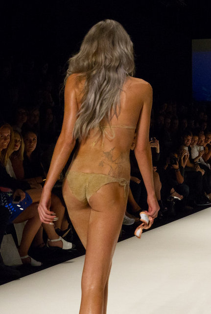 Bu şekilde podyuma çıkacağını öğrendikten sonra 2 hafta boyunca hiç karbonhidrat yemediğini söyleyen Avustralyalı model, defile sonrası "Önüme çıkan her şeyi yiyeceğim. Bunu hak ettim" mesajını yayınladı.