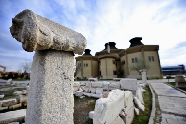 Kapadokya tarihine ışık tutan önemli arkeolojik ve etnografik eserlerle, mumyalar ve dünyanın bilinen ilk ameliyatlı kafatasına sahip Aksaray Müzesi, teşhir ve tanzim çalışmasının tamamlanmasıyla yeniden ziyarete açıldı. -