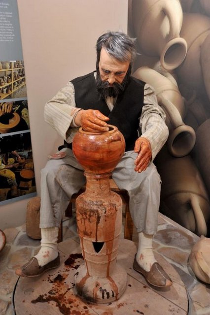 "İkinci teşhir salonunda Neolitik dönem yerleşimi olan Musular ve daha geç bir döneme tarihlendirilen Orta Kalkolitik yerleşmesi Güvercinkayası kazılarından gelen eserler sergilenmektedir" diye konuştu.